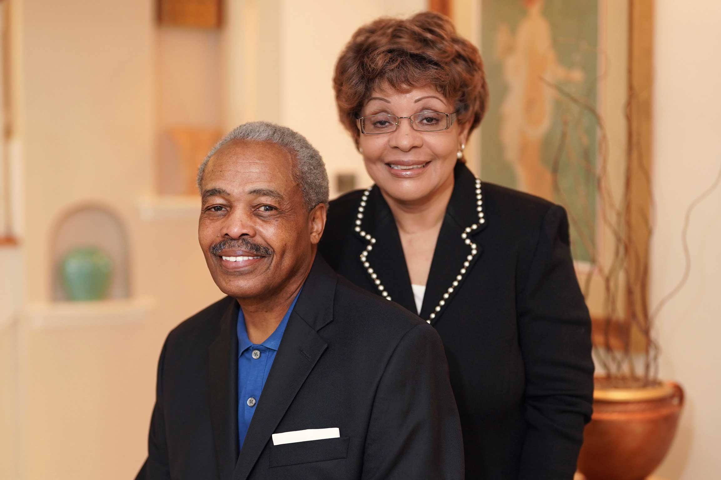 Donors Ralph and Margaret Hollmon seating in their home.