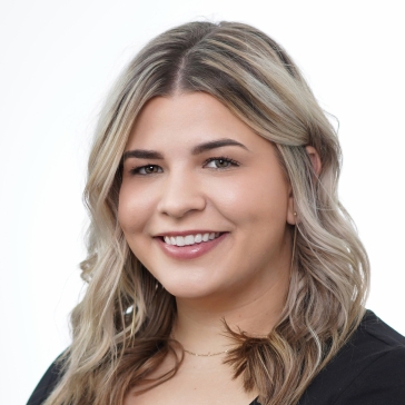 headshot of Chloe Kinsey